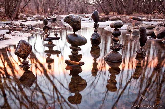 Al equilibrar las piedras, el artista encuentra la paz
